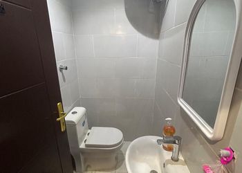 استديو بطاولة بلياردو وجلسة