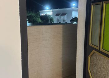 شقة بصالة وثلاث غرف نوم