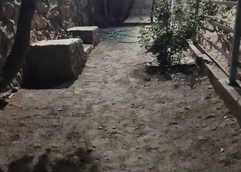 شاليه بجلسة خارجية وألعاب أطفال