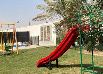 استراحة بمجلس وفناء خارجي 