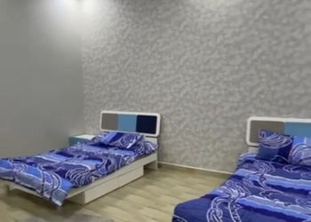 شاليه بجلسة خارجية ومسطح اخضر