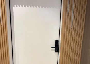 استديو بسرير ماستر وجلسة جانبية 