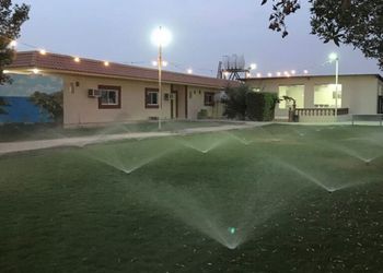 استراحة بمسطح اخضر وجلسه خارجيه