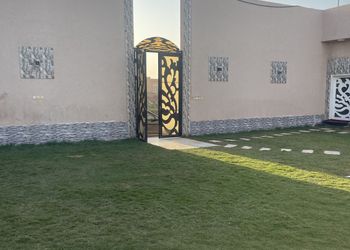 شاليه بجلسة تطل على مسبح خارجي 