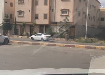 شقة بغرفتين نوم وغرفة جلوس 