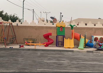 استراحة بمسطح اخضر والعاب اطفال
