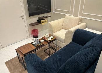 شقة بصالة وغرفة نوم بأثاث مريح