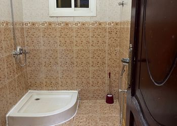 شاليه بجلسة خارجية ومسطح اخضر