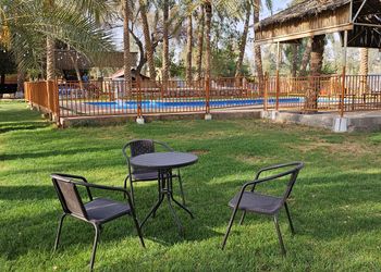 مزرعة بألعاب أطفال ومسبح