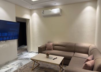 شقة بغرفة معيشة وغرفتين نوم 
