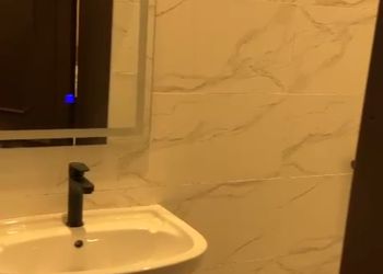 غرفة بأثاث مريح وبسيط