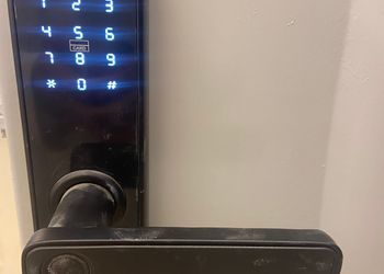 شقة بأثاث مريح وبسيط وبملحق خاص