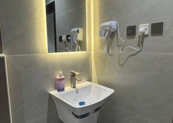 استديو بأثاث مريح وبسيط 