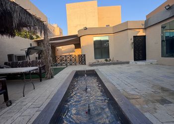 شاليه بمسبح خارجي وجلسة خارجية