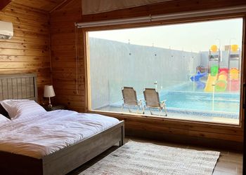 شالية بمجلس مطل على الفناء الخارجي 