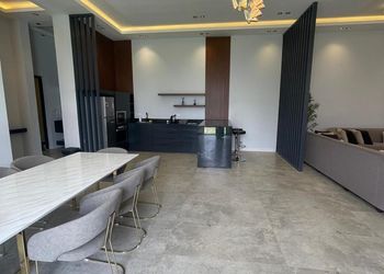 شاليه بجلسة تطل على مسبح خارجي 