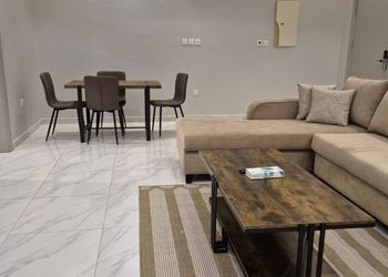 استديو بأثاث مريح وبسيط 