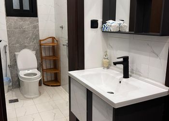 استديو بسرير ماستر وأثاث مريح 