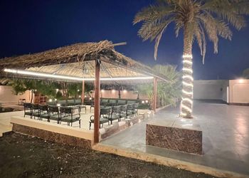 شاليه بمسطح اخضر وجلسة خارجية 