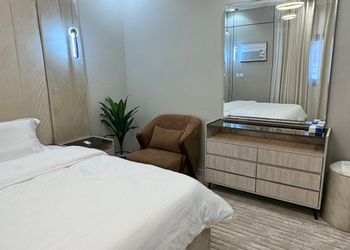 استديو بسرير ماستر وأثاث مريح 