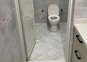 استديو بأثاث مريح وبسيط 