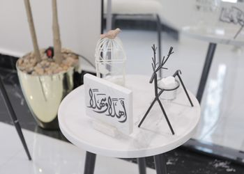 شاليه بجلسة خارجية ومسطح اخضر
