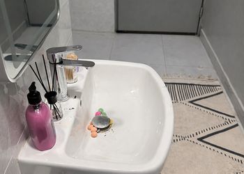 استديو بأثاث مريح وبسيط 
