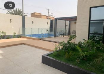 شاليه بجلسة خارجية ومسبح 