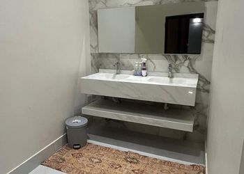 استراحة بمسطح اخضروجلسة خارجية 