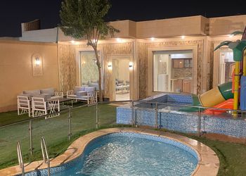 شاليه بمسطح اخضر وجلسة خارجية 