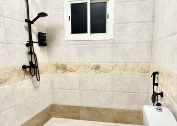 شقة بصالة أنيقة وغرفتين نوم 