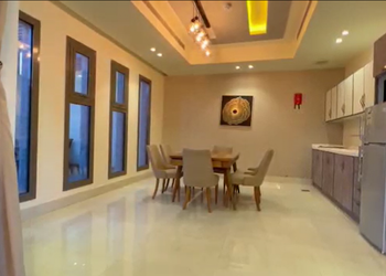 شاليه بمسطح اخضر وجلسة خارجية 
