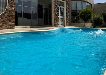 شاليه بمسبح وألعاب اطفال