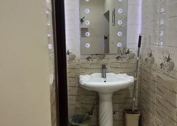 استراحة بصالة جلوس ومسطح اخضر