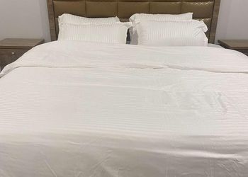 استراحة  بمسبح ومسطح اخضر 