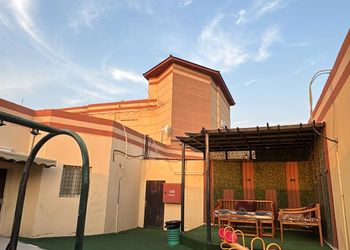 شاليه بجلسة خارجية وألعاب أطفال 