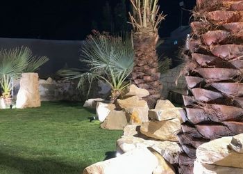 استراحة بجلسة خارجية ومسطح اخضر