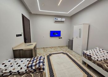 استديو بأثاث بسيط ومريح 