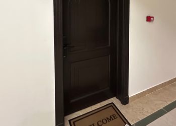 شقة بصالة وثلاث غرف نوم