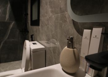 شقة بتصميم أنيق بغرفة سينما 