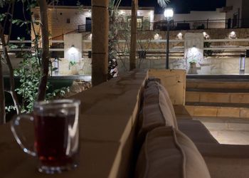 مزرعة بجلسة خارجية واسطبل خيل