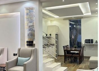 شاليه بجلسة خارجية ومسطح اخضر
