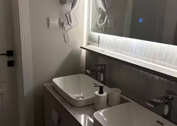 شقة بصالة أنيقة وغرفة نوم