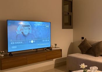 شقة بدخول ذاتي وصالة هادئة 