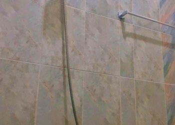 شقة بغرفة نوم وأثاث مريح 