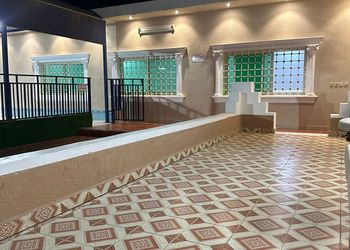 استراحة بملعب كرة قدم و طائره 