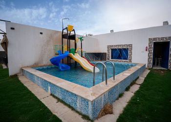 شاليه بألعاب مائية ومسبح