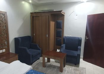 غرفة نوم بسرير ماستر