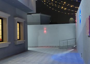 شاليه بمجلس واسع وفناء خارجي 
