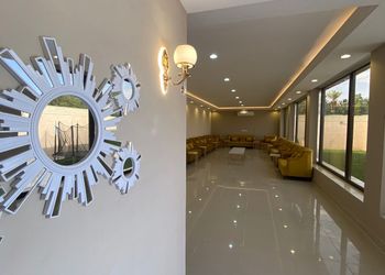 شاليه بمسطح اخضر وجلسة خارجية 
